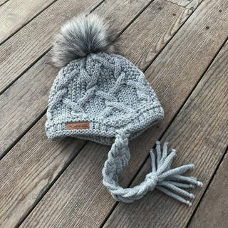 Zimná pletená podšitá čiapka so šnúrkami - sivý melír
